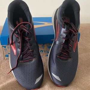 Mens Brooks Adrenaline GTS 20  Color: Ebony/Ketchup. Size 10.5   New, with box.